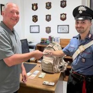 Turista dimentica zaino con oltre 2mila dollari sul treno Civitavecchia-Roma, cittadino gli salva la vacanza Turista dimentica zaino con oltre 2mila dollari sul treno Civitavecchia-Roma, cittadino gli salva la vacanza