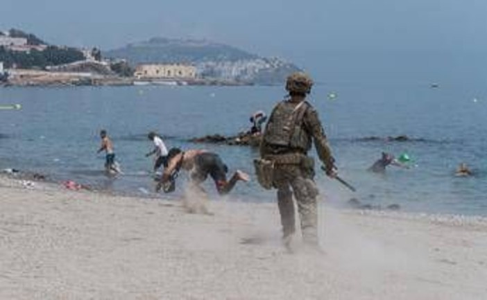 Migranti Ceuta, Italia e Spagna concordano stop a sospensione Schengen Migranti Ceuta, Italia e Spagna concordano stop a sospensione Schengen