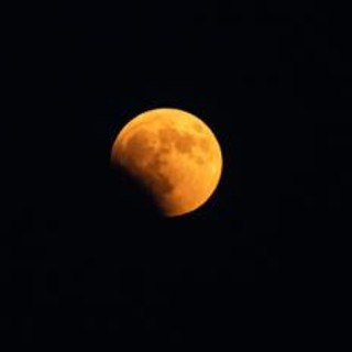 Eclissi lunare del 28 agosto, nessun rischio per gli occhi: ecco quando e dove vederla Eclissi lunare del 28 agosto, nessun rischio per gli occhi: ecco quando e dove vederla