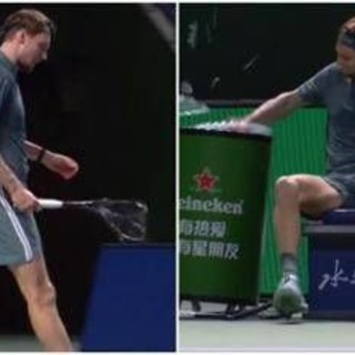 Bublik, furia a Shanghai: spacca la racchetta e tira pugni. Poi si fa male Bublik, furia a Shanghai: spacca la racchetta e tira pugni. Poi si fa male