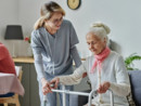Accudire un anziano fragile a domicilio: l’Asl Cn2 ripropone il corso per caregiver famigliari, volontari e badanti