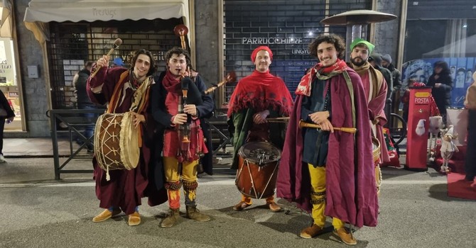 Bra si è animata al suono della zampogna e dei musici di Natale Bra si è animata al suono della zampogna e dei musici di Natale