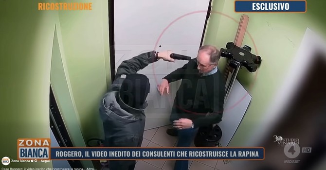 Un frame del video mandato in onda dalla trasmissione Zona Bianca Un frame del video mandato in onda dalla trasmissione Zona Bianca