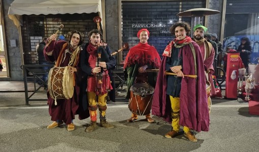 Bra si è animata al suono della zampogna e dei musici di Natale Bra si è animata al suono della zampogna e dei musici di Natale