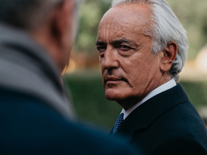 Mario Zucca racconta dal palco del Politeama Boglione di Bra tutte le donne della sua vita