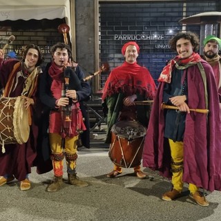 Bra si è animata al suono della zampogna e dei musici di Natale Bra si è animata al suono della zampogna e dei musici di Natale